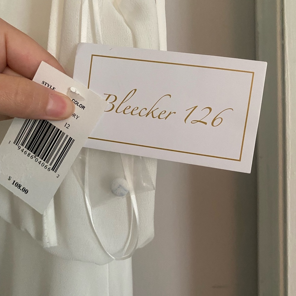 Elegant White Sleeveless Dress - Picture 7 of 7